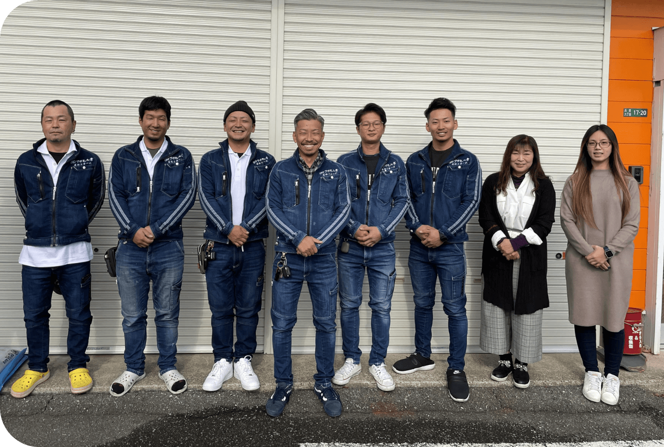 スタッフが笑顔で並んで立つ写真