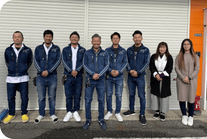 スタッフが笑顔で並んで立つ写真