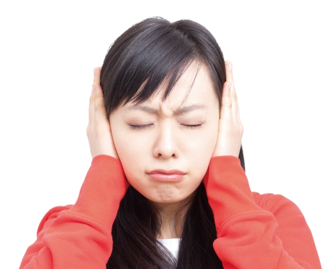 耳を塞ぐ女性の画像