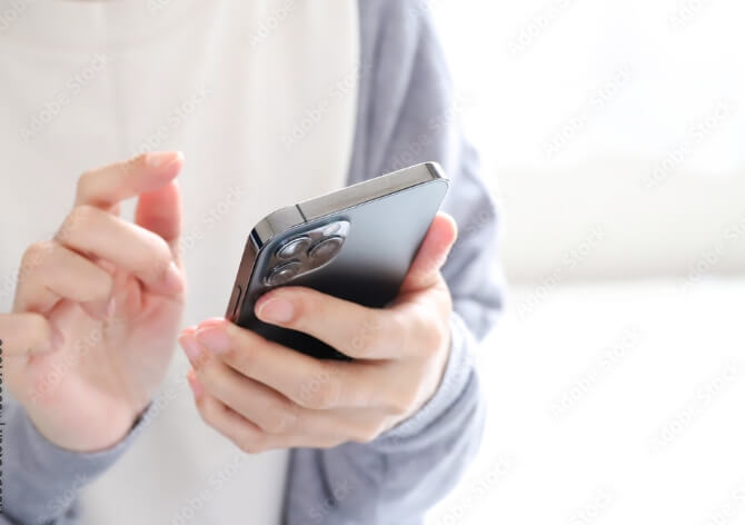 スマートフォンを操作する手元の画像