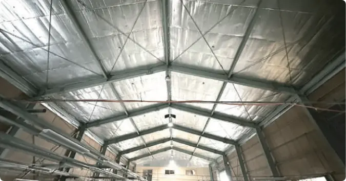 金属遮熱シート（サーモバリア）が裏貼りされた建物の屋根裏・天上の内観